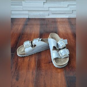 Birkenstock Arizona Big Buckle in a washed metallic silver finish EU 36 US 5-5.5